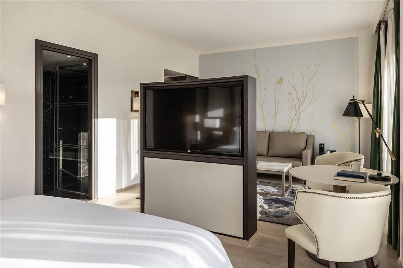 Hilton Nicosia — ภาพห้องพักและบรรยากาศ