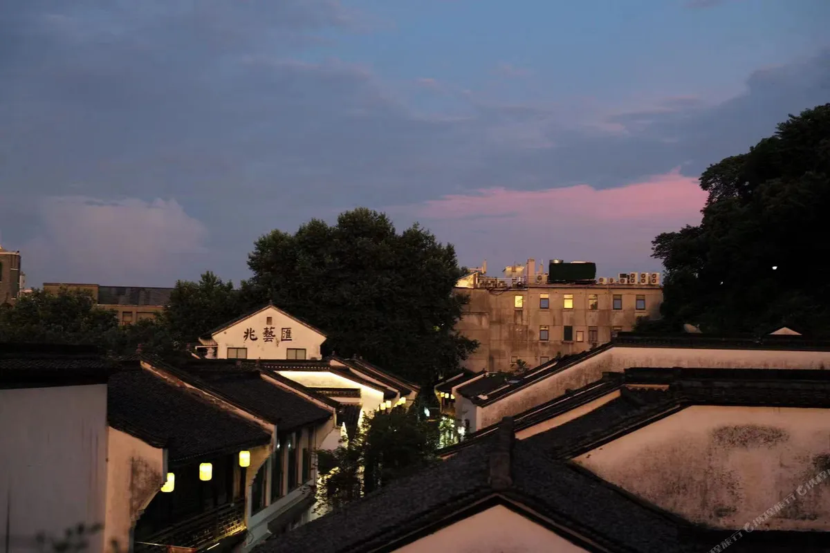 Hangzhou Hofang International Youth Hostel — rooms and atmosphere