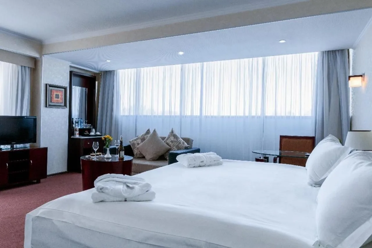 Holiday Hotel Bishkek — ภาพห้องพักและบรรยากาศ