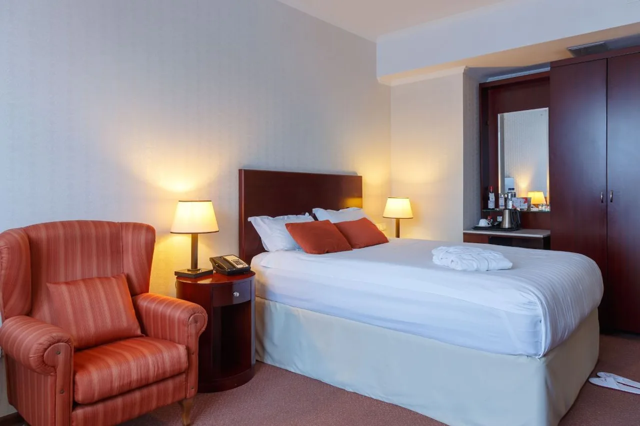 Holiday Hotel Bishkek — ภาพห้องพักและบรรยากาศ