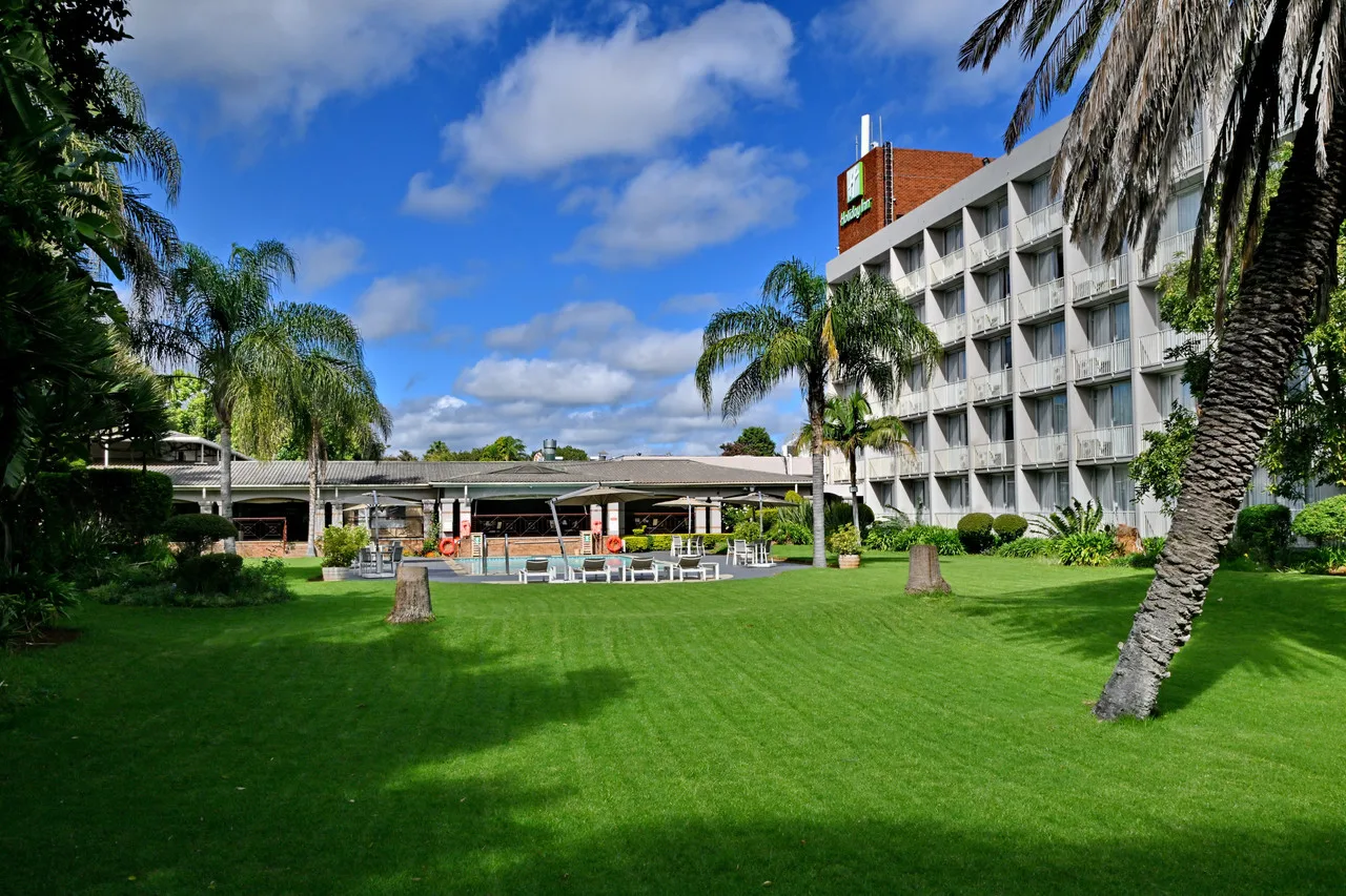 Holiday Inn Bulawayo by IHG — ภาพห้องพักและบรรยากาศ