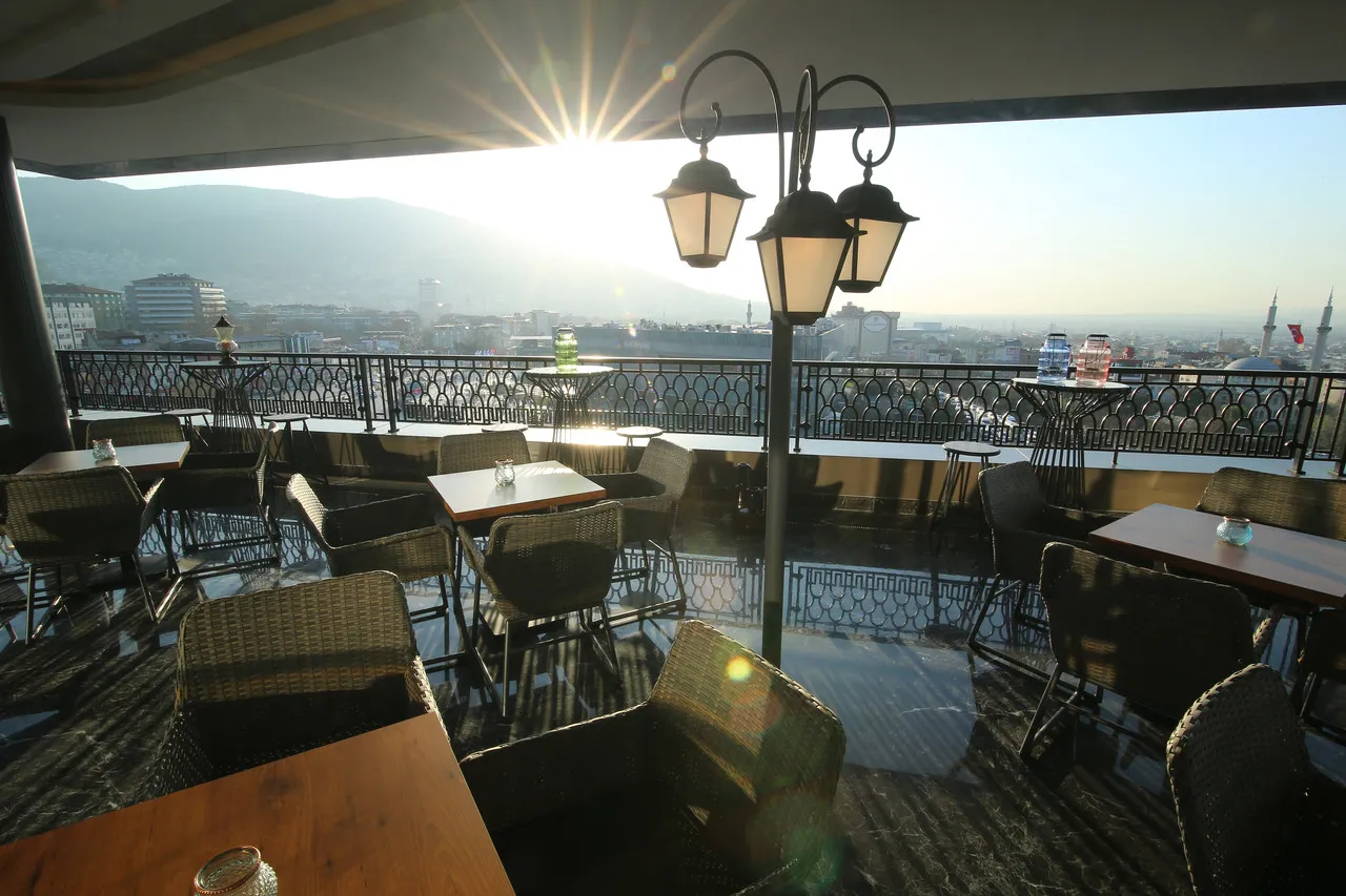 Holiday Inn Bursa - City Centre — rooms and atmosphere