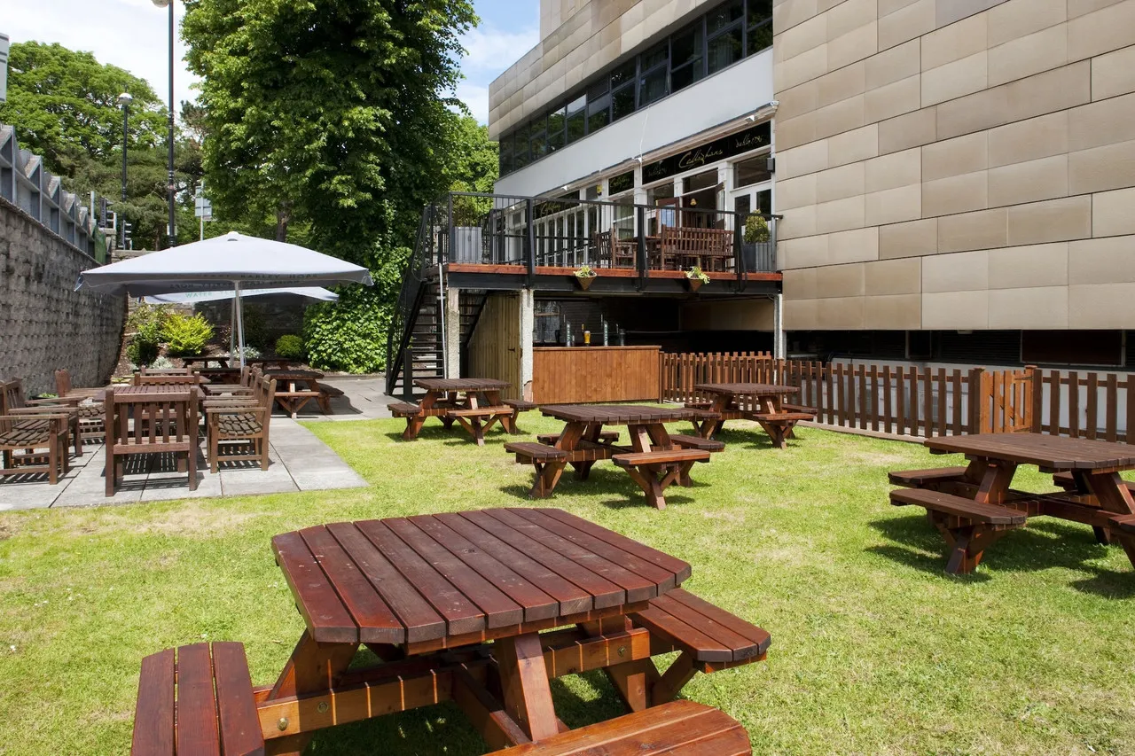 Holiday Inn Cardiff City Centre — rooms and atmosphere