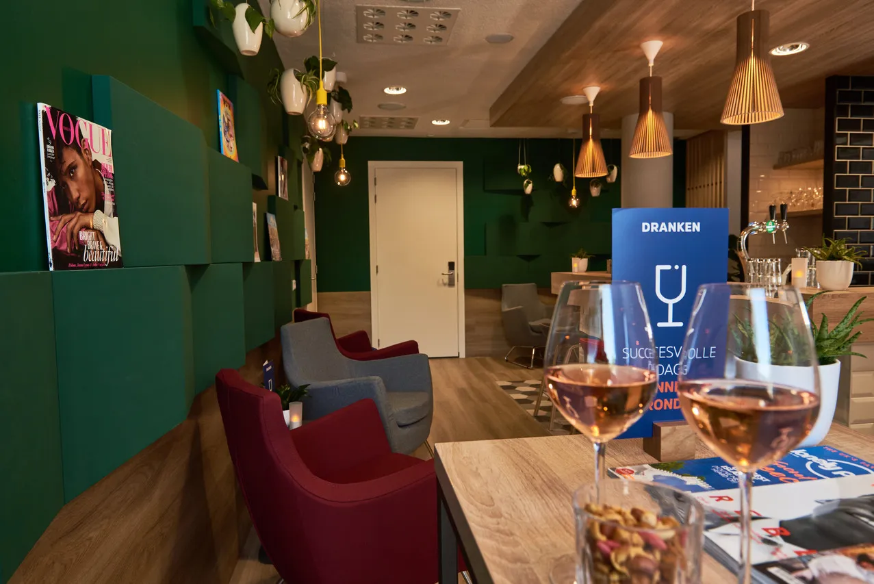 Holiday Inn Express Amsterdam – City Hall — rooms and atmosphere