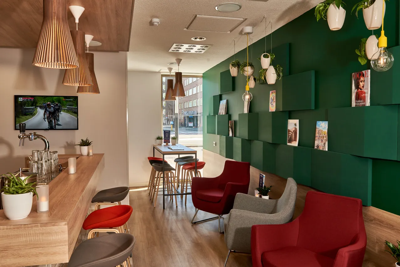 Holiday Inn Express Amsterdam – City Hall — rooms and atmosphere