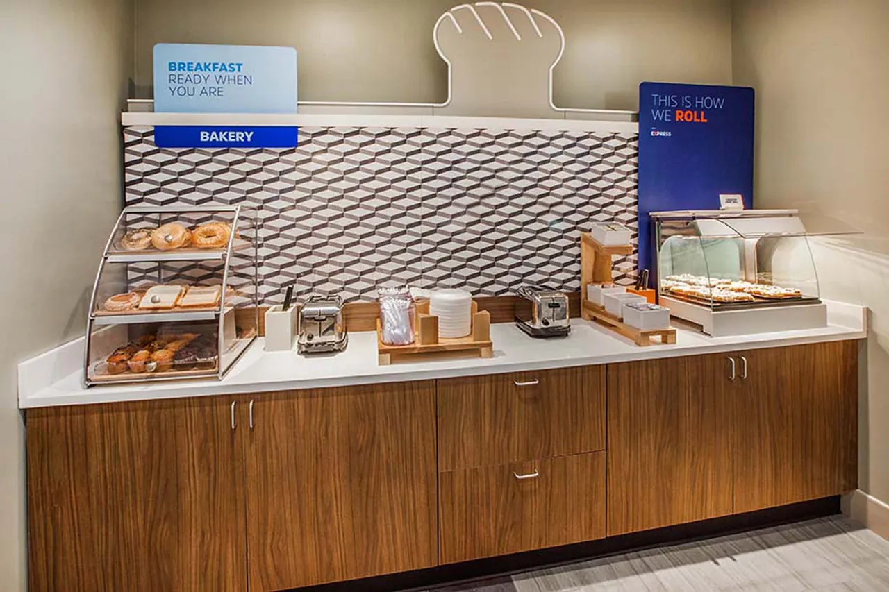 Holiday Inn Express New York City Chelsea — rooms and atmosphere