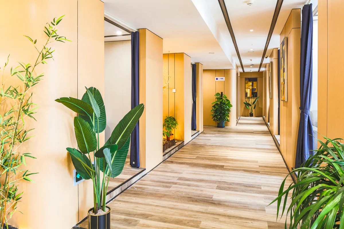 Holiday Inn Express Chongqing Guanyinqiao by IHG — rooms and atmosphere