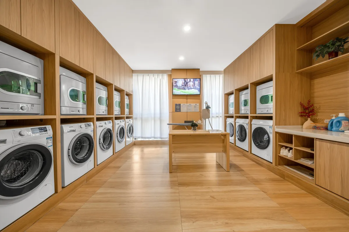 Holiday Inn Express Chongqing Guanyinqiao by IHG — rooms and atmosphere