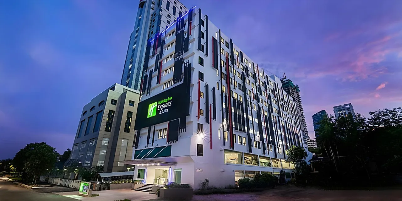 Holiday Inn Express & Suites Johor Bahru — rooms and atmosphere