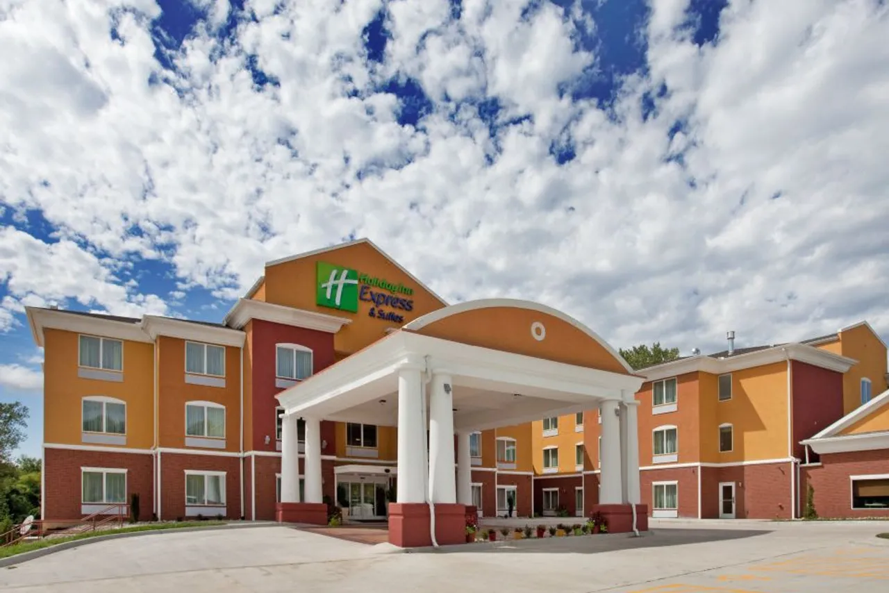 Holiday Inn Express & Suites Kansas City Sport Complex Area by IHG — โรงแรมในใกล้ Arrowhead Stadium
