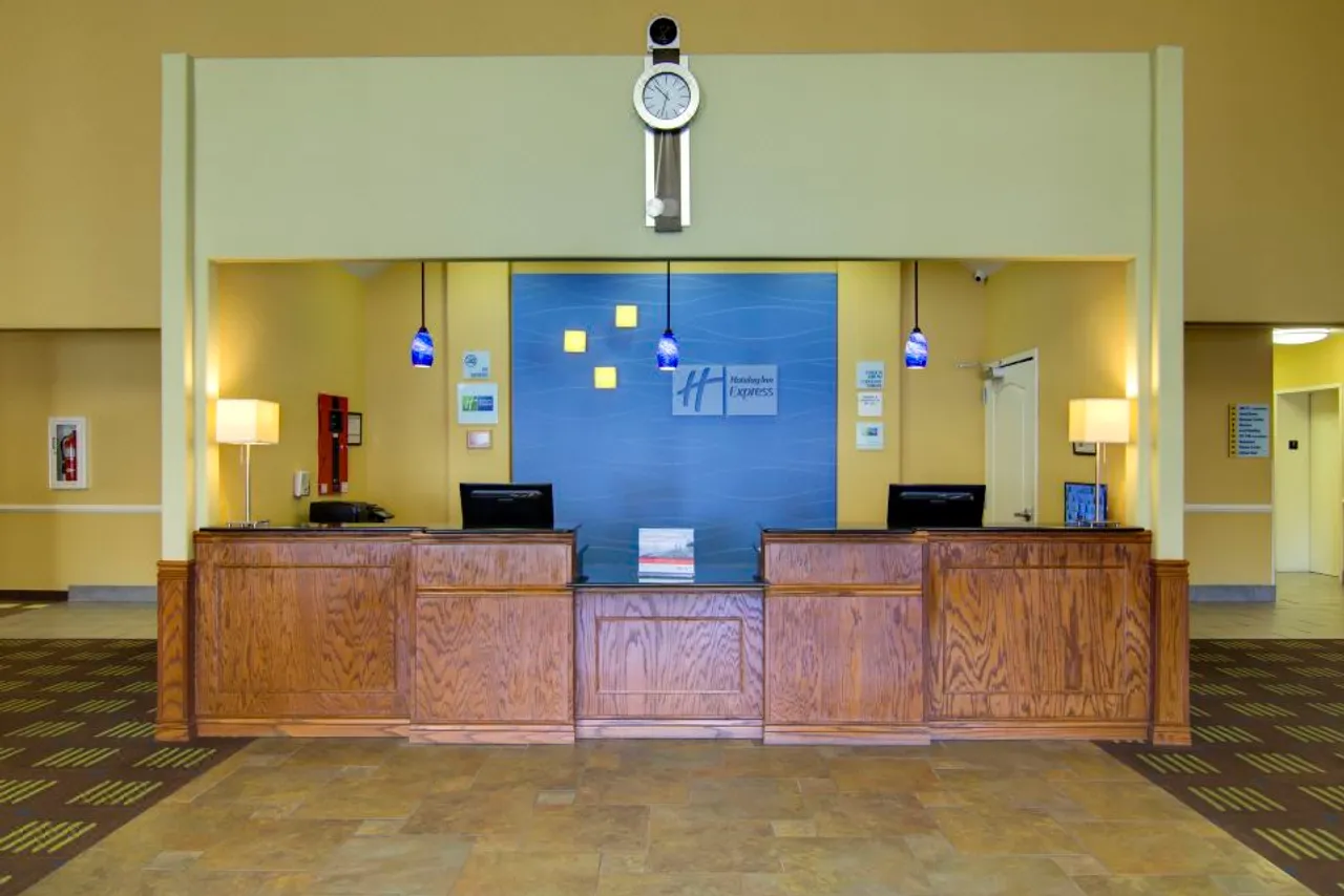 Holiday Inn Express & Suites Kansas City Sport Complex Area by IHG — ภาพห้องพักและบรรยากาศ