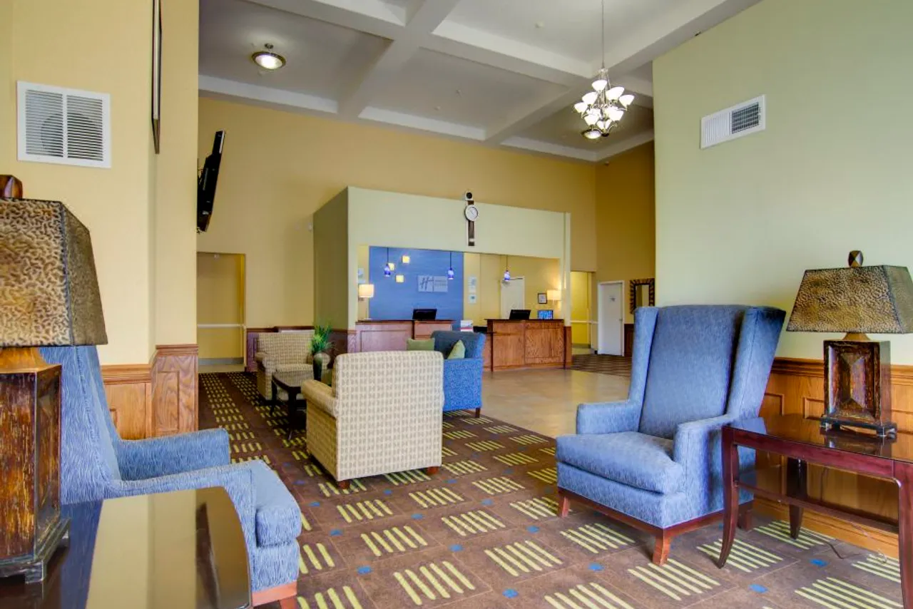 Holiday Inn Express & Suites Kansas City Sport Complex Area by IHG — ภาพห้องพักและบรรยากาศ