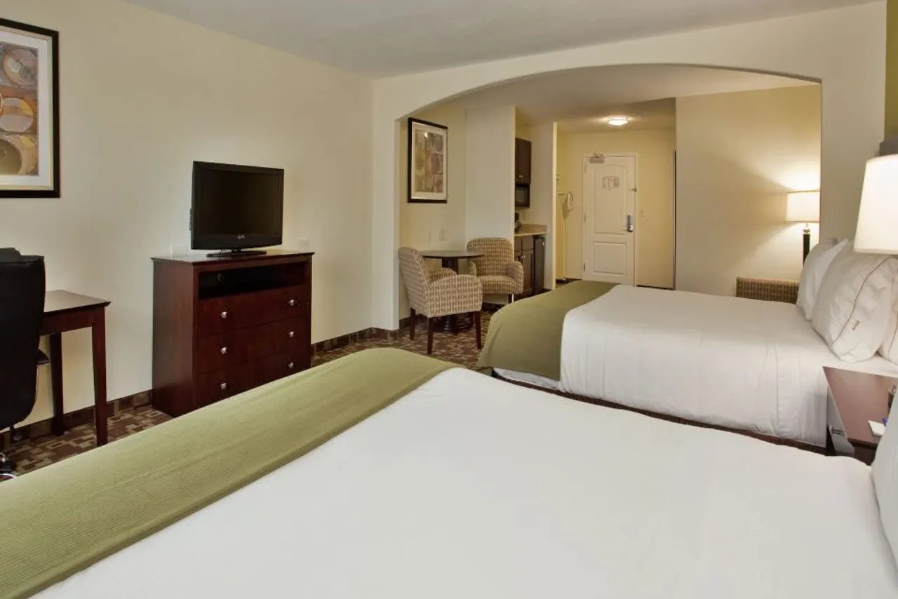 Holiday Inn Express & Suites Kansas City Sport Complex Area by IHG — ภาพห้องพักและบรรยากาศ