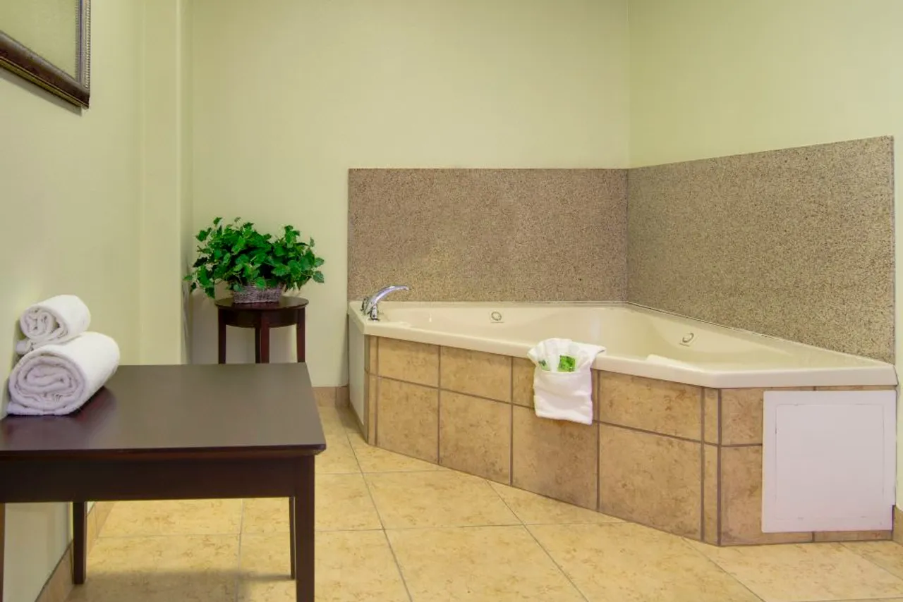 Holiday Inn Express & Suites Kansas City Sport Complex Area by IHG — ภาพห้องพักและบรรยากาศ
