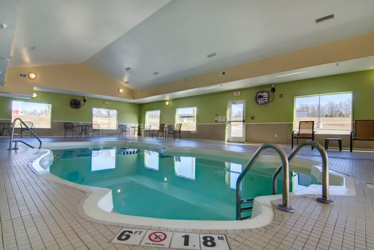 Holiday Inn Express & Suites Kansas City Sport Complex Area by IHG — ภาพห้องพักและบรรยากาศ