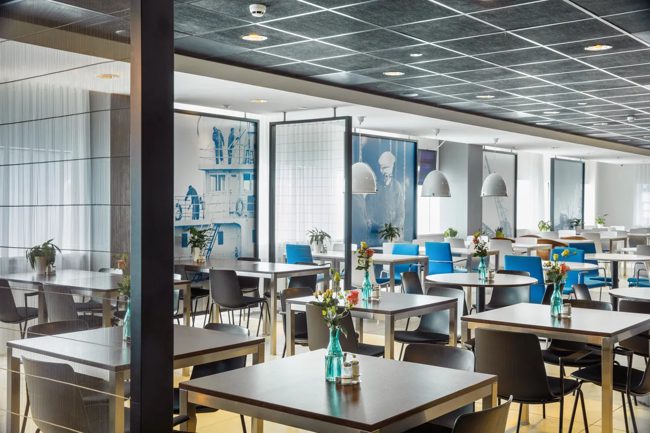 Holiday Inn Express Rotterdam – Central Station — rooms and atmosphere