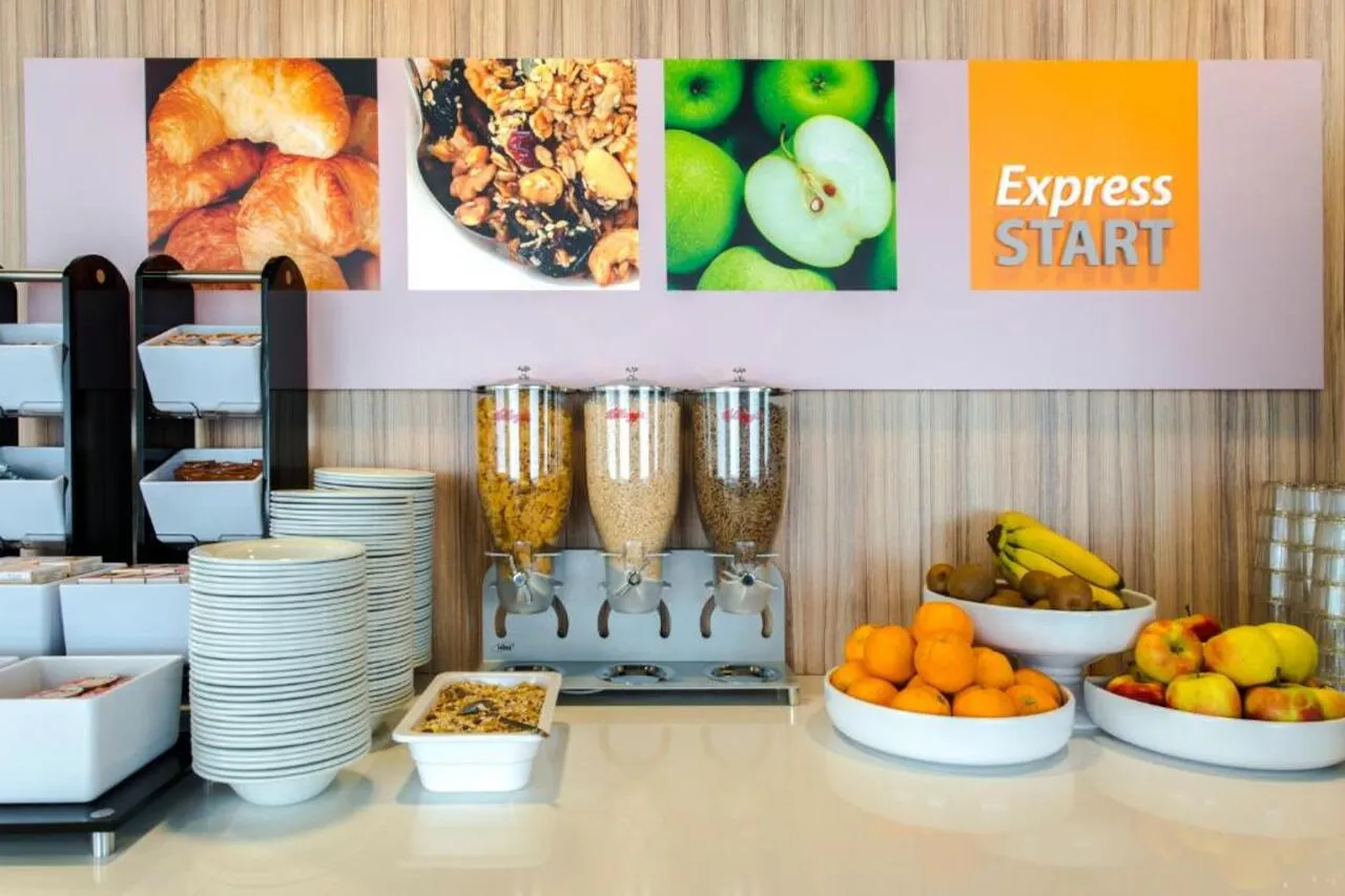 Holiday Inn Express Rotterdam – Central Station — rooms and atmosphere