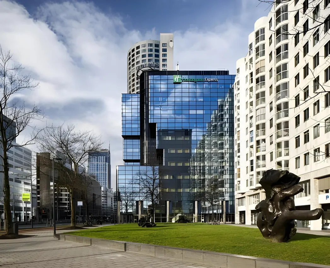 Holiday Inn Express Rotterdam – Central Station — rooms and atmosphere