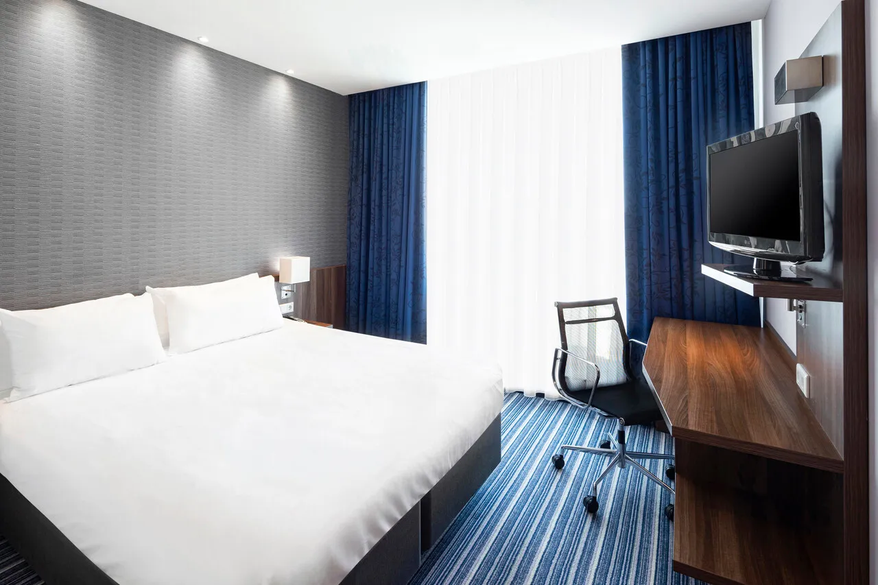Holiday Inn Express Rotterdam – Central Station — rooms and atmosphere