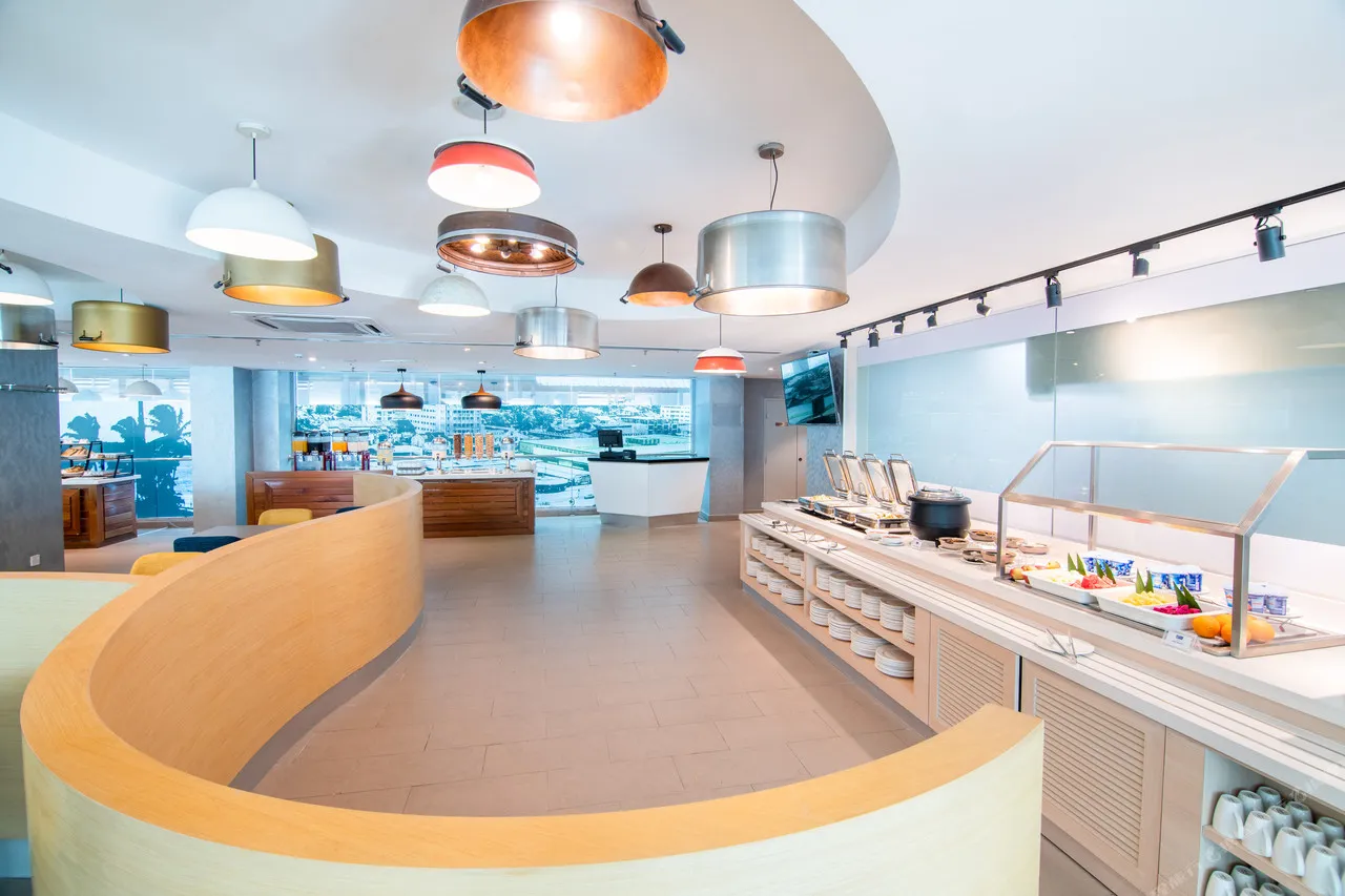 Holiday Inn Express & Suites Johor Bahru — rooms and atmosphere