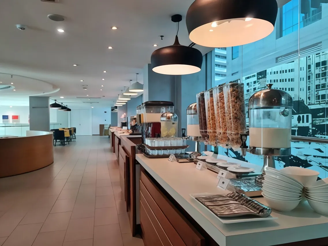 Holiday Inn Express & Suites Johor Bahru — rooms and atmosphere