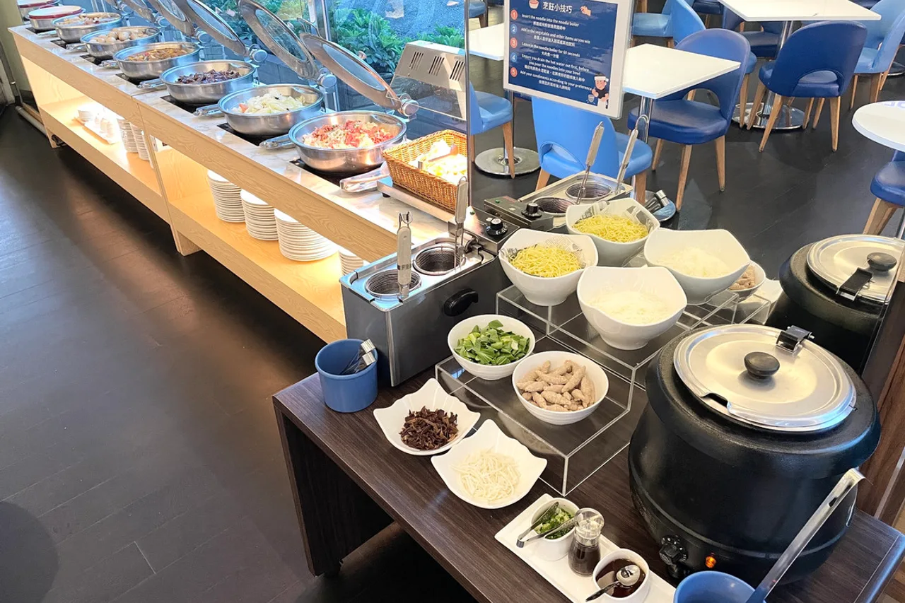 Holiday Inn Express Taoyuan — rooms and atmosphere