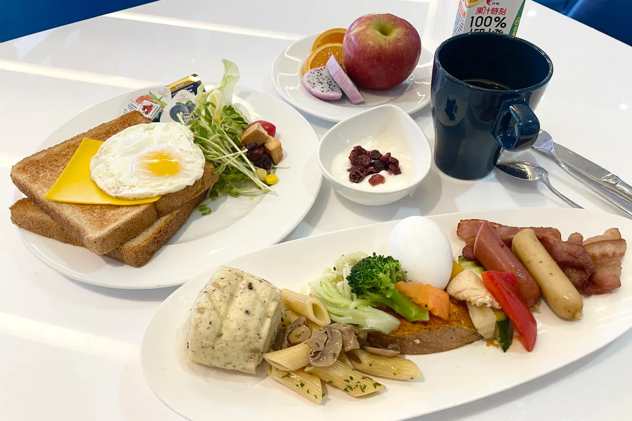 Holiday Inn Express Taoyuan — rooms and atmosphere