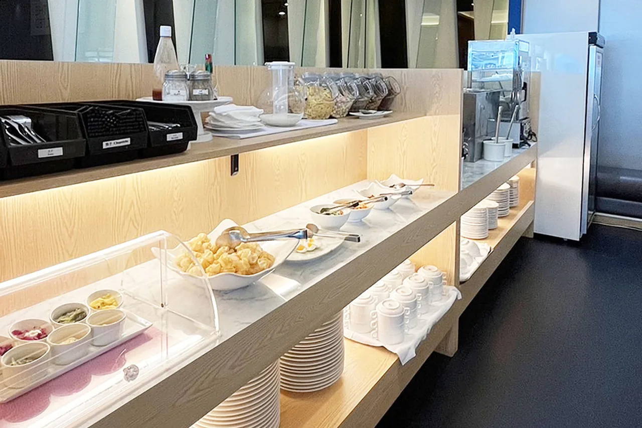 Holiday Inn Express Taoyuan — rooms and atmosphere