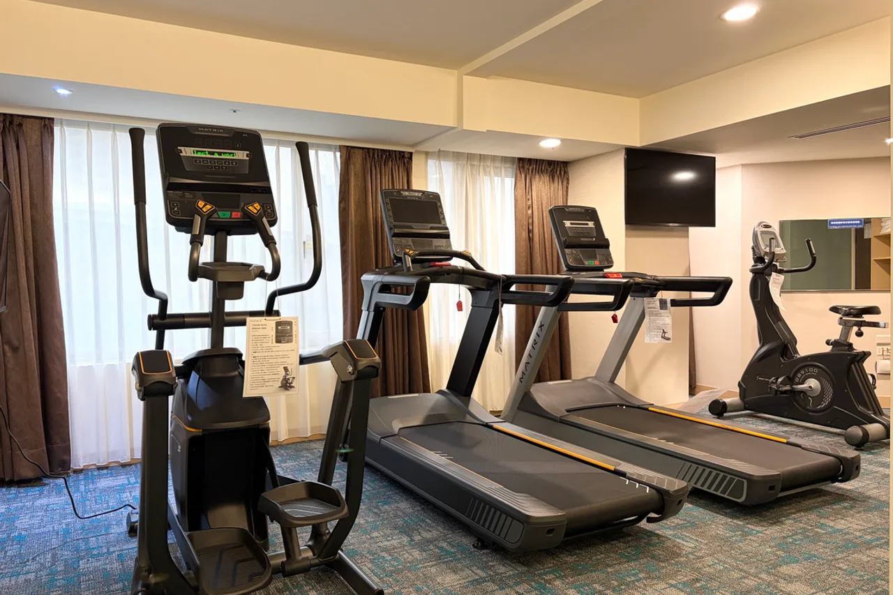 Holiday Inn Express Taoyuan — rooms and atmosphere