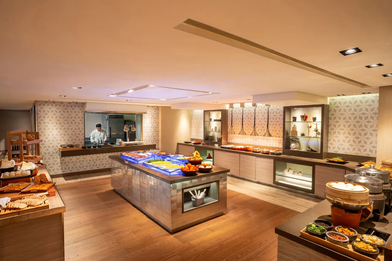 Holiday Inn Golden Mile Hong Kong — rooms and atmosphere