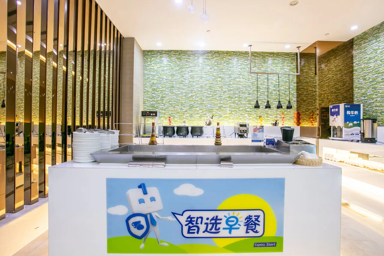 Holiday Inn Express Luoyang City Center — rooms and atmosphere