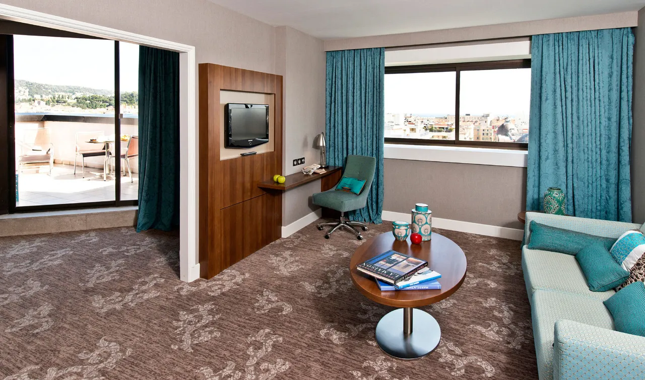 Holiday Inn Nice — rooms and atmosphere