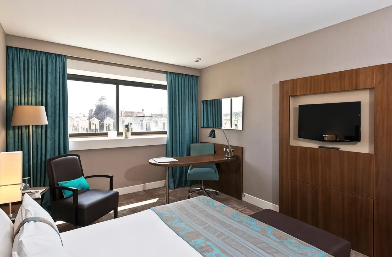 Holiday Inn Nice — rooms and atmosphere