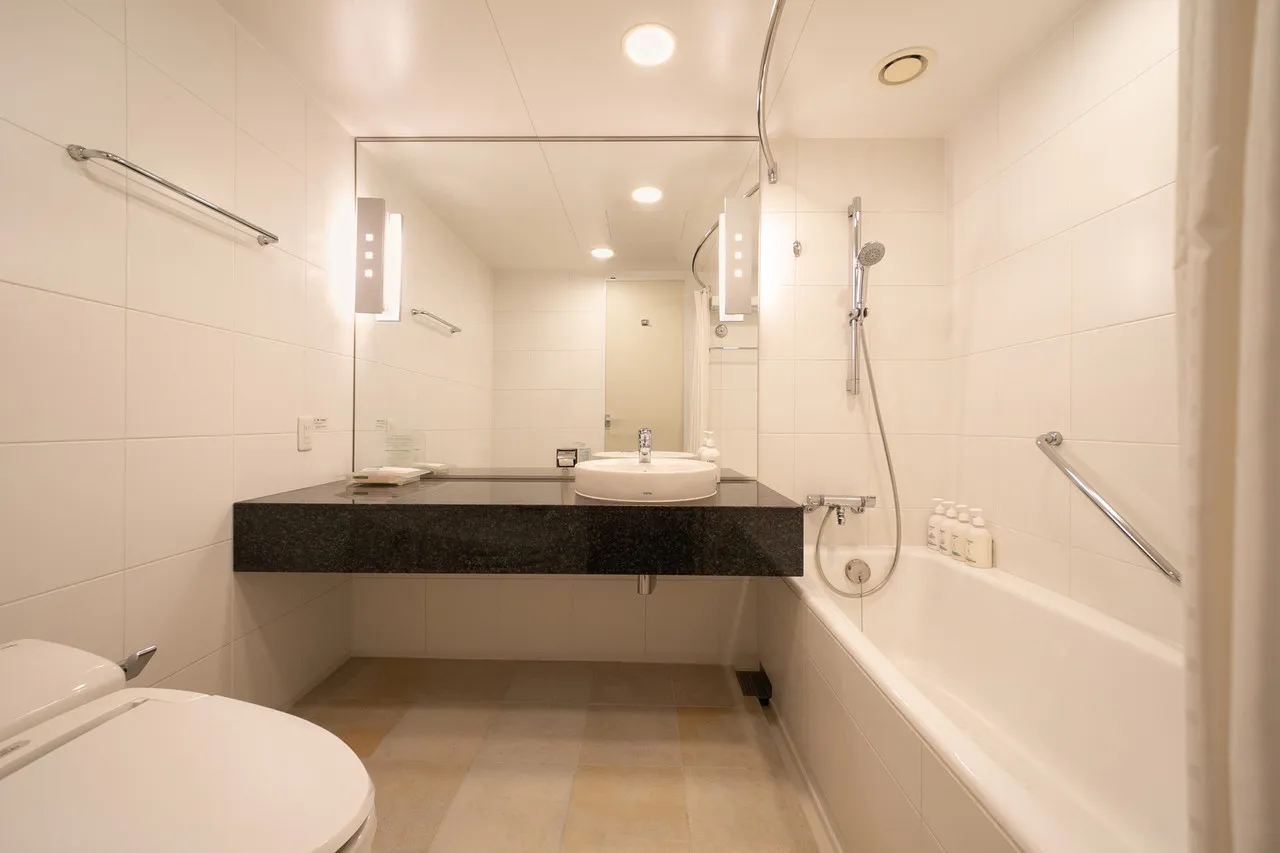 Holiday Inn Osaka Namba — rooms and atmosphere