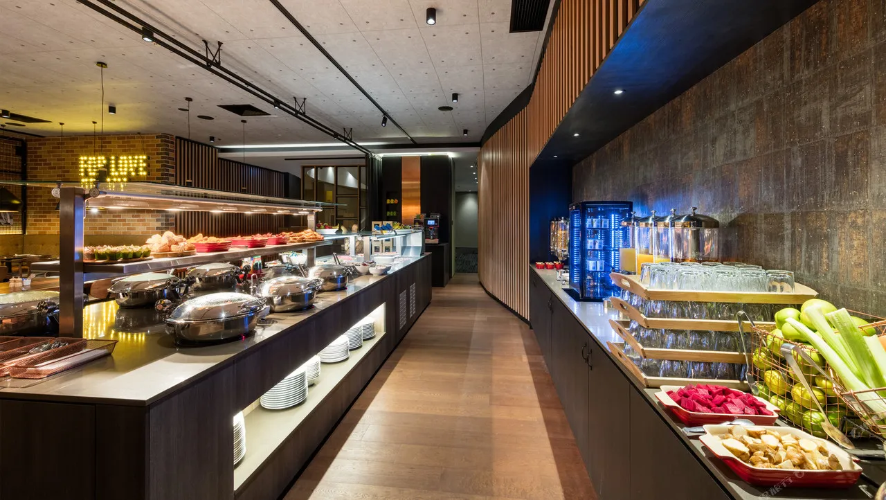 Holiday Inn Perth City Centre — rooms and atmosphere