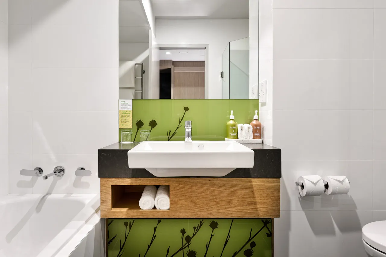Holiday Inn Perth City Centre — rooms and atmosphere