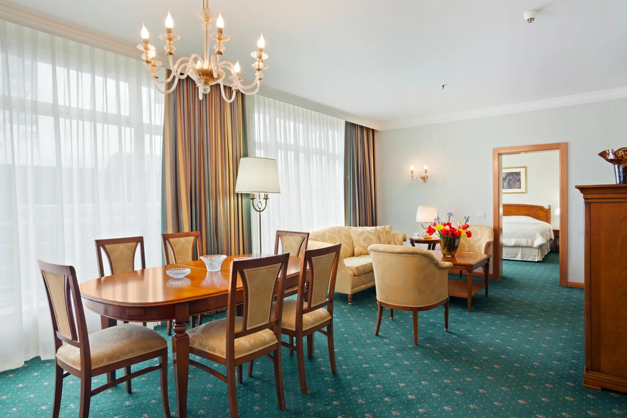 Holiday Inn Skopje — rooms and atmosphere