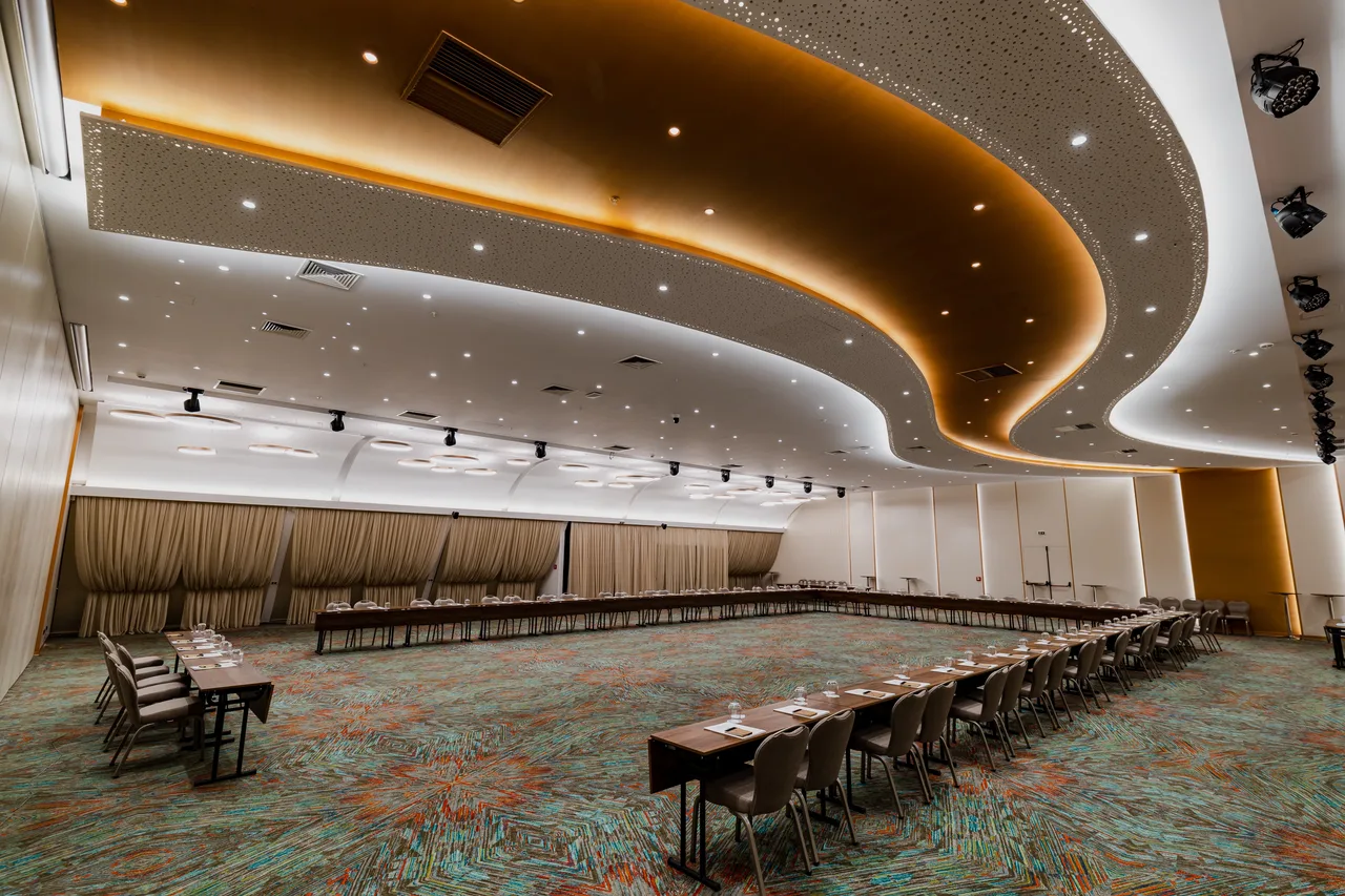 Holiday Inn Skopje — rooms and atmosphere