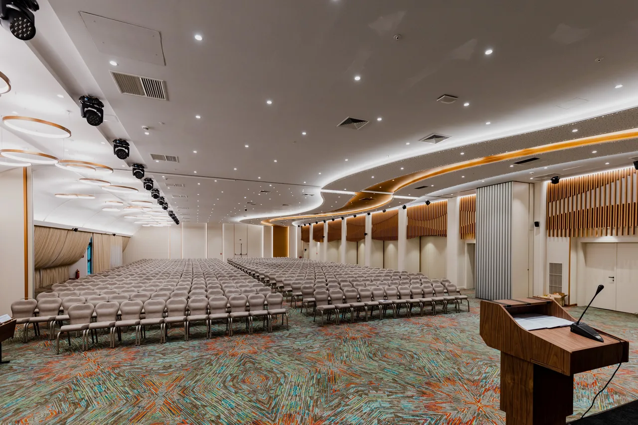 Holiday Inn Skopje — rooms and atmosphere
