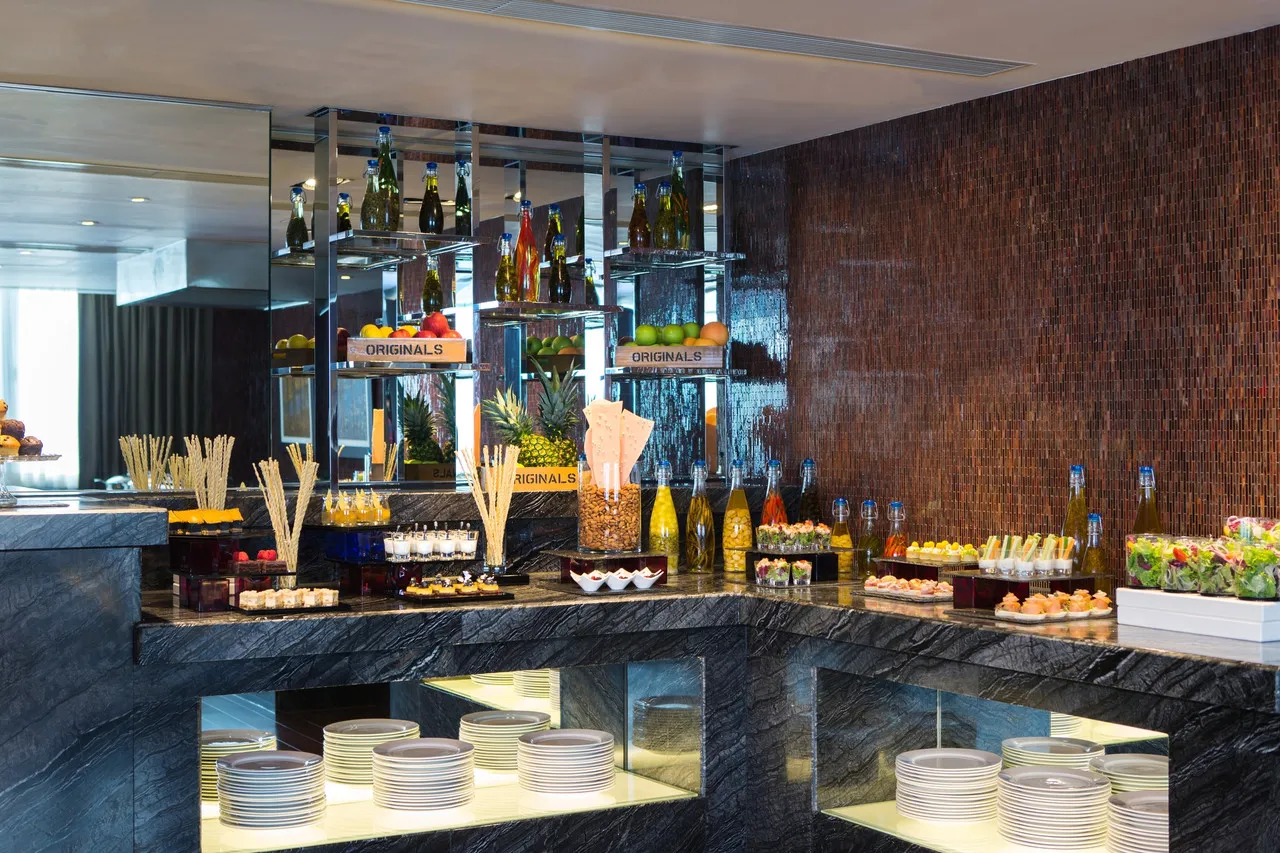 Hong Kong SkyCity Marriott Hotel — rooms and atmosphere