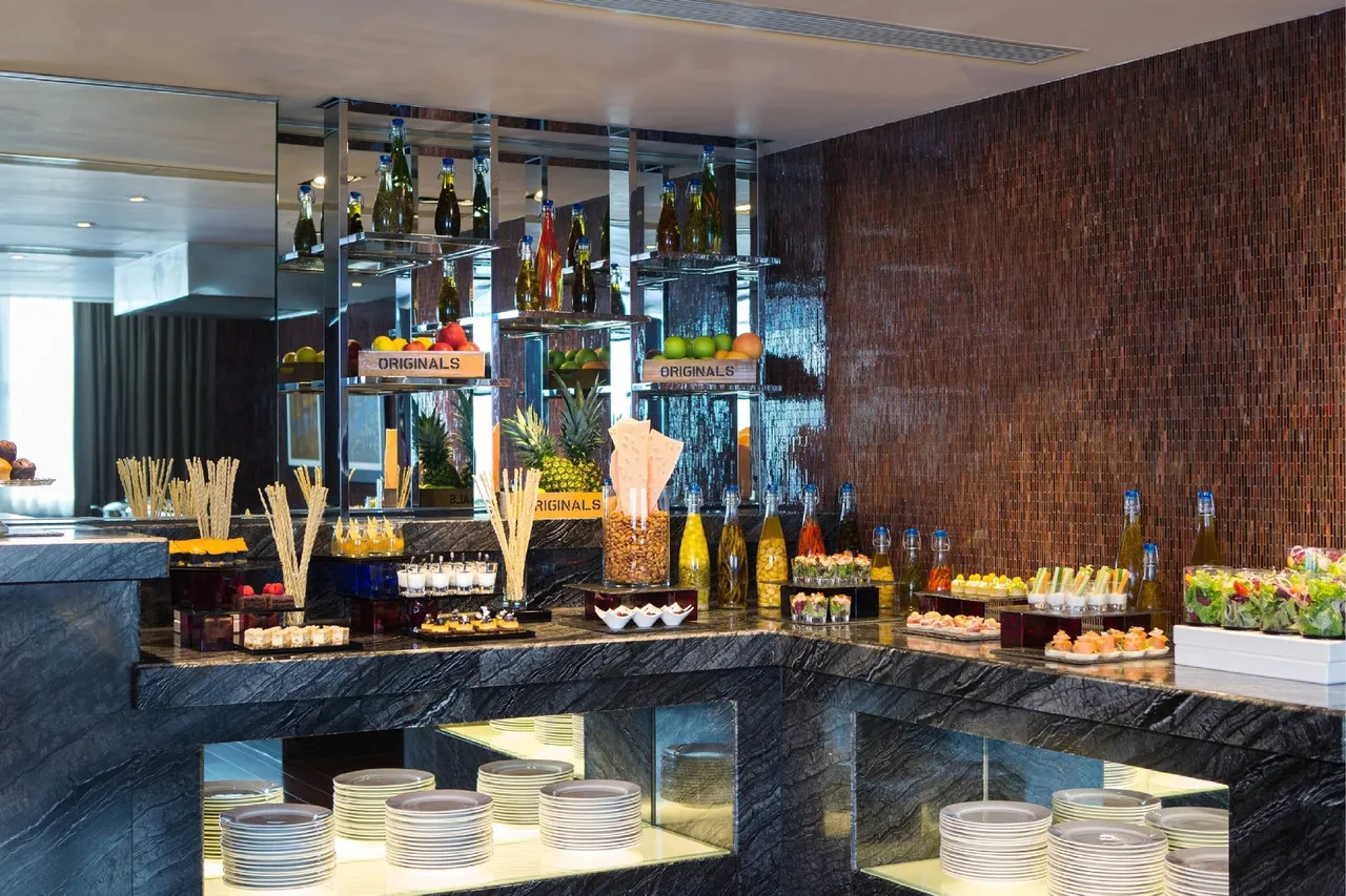 Hong Kong SkyCity Marriott Hotel — rooms and atmosphere