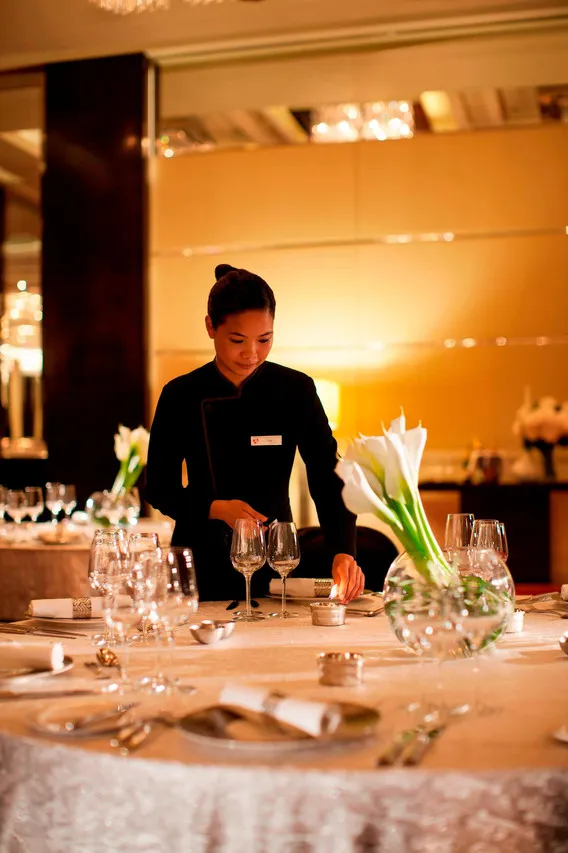 Hong Kong SkyCity Marriott Hotel — rooms and atmosphere