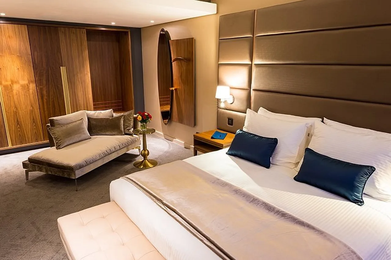 Hotel 2 Fevrier Lome — rooms and atmosphere