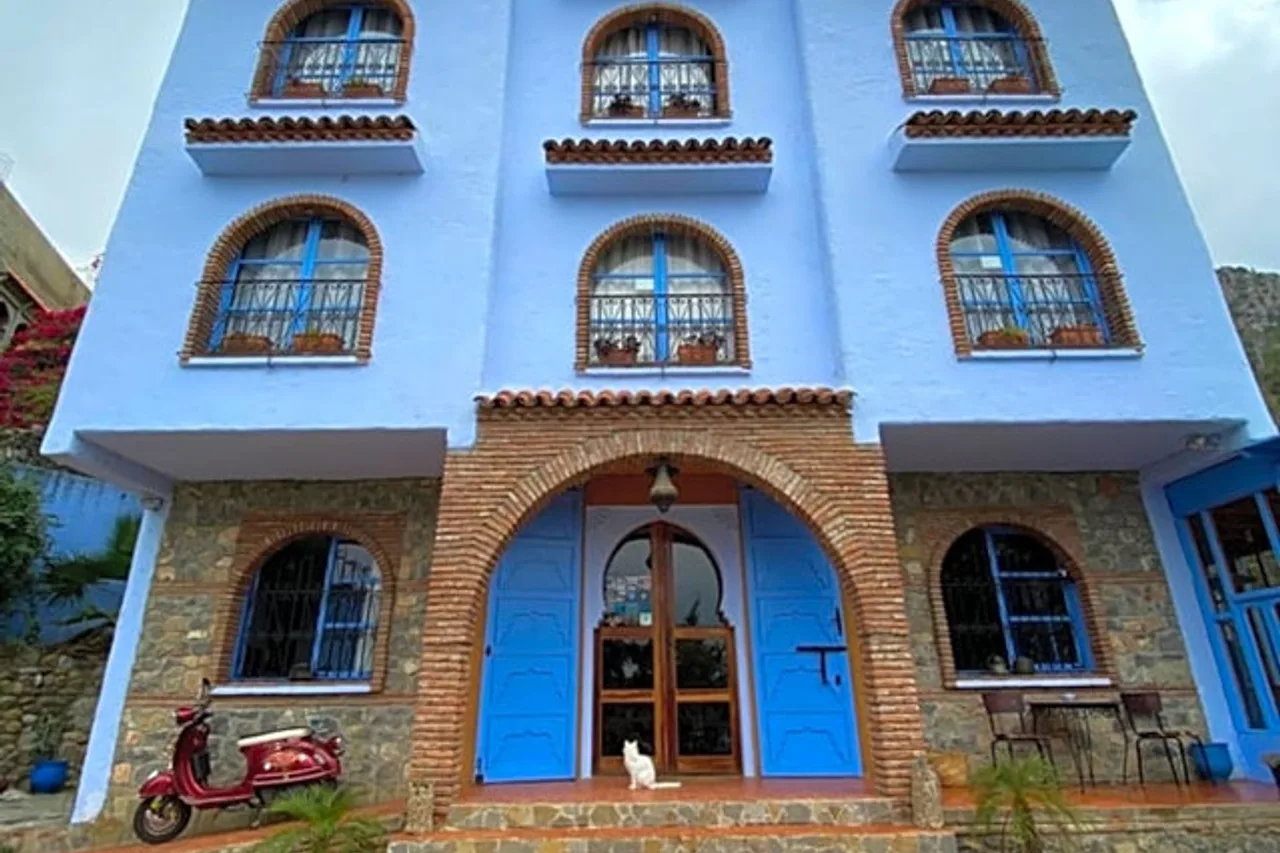 6 โรงแรมน่าพักใน Chefchaouen โมร็อกโก — รียาดและวิวเมืองสีฟ้ากลางเขาริฟ