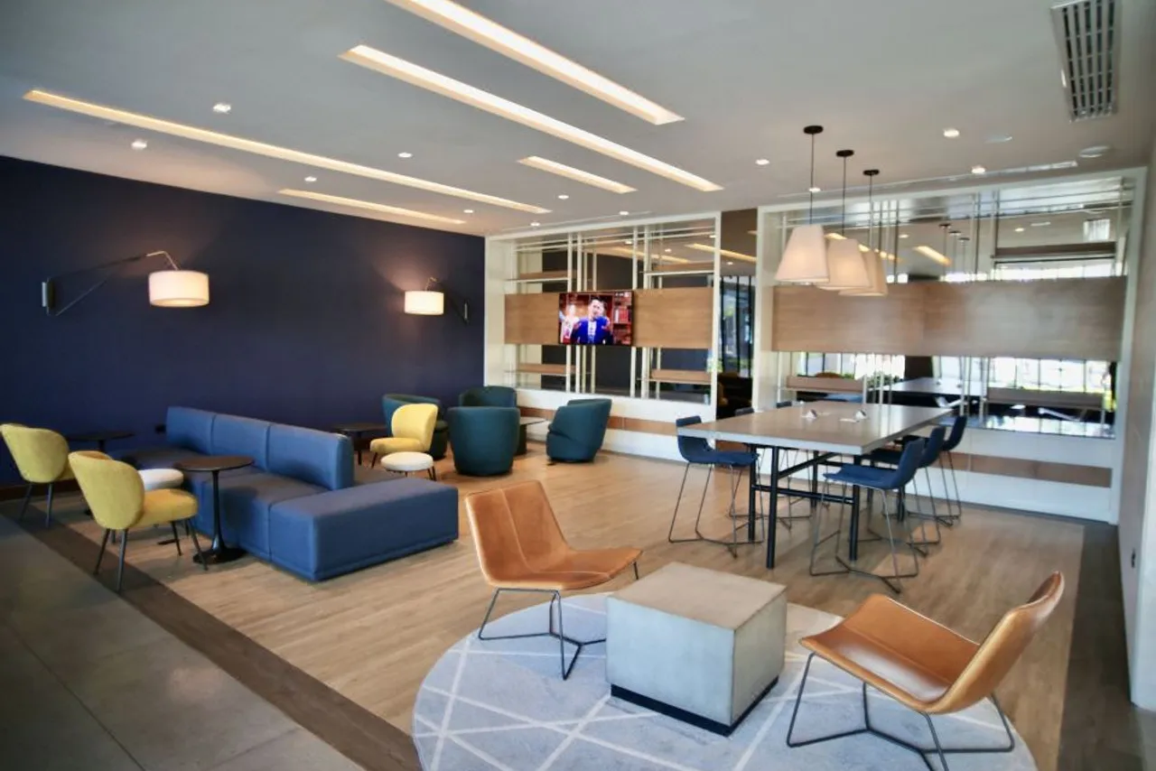 Hotel Antaris Cintermex — ภาพห้องพักและบรรยากาศ