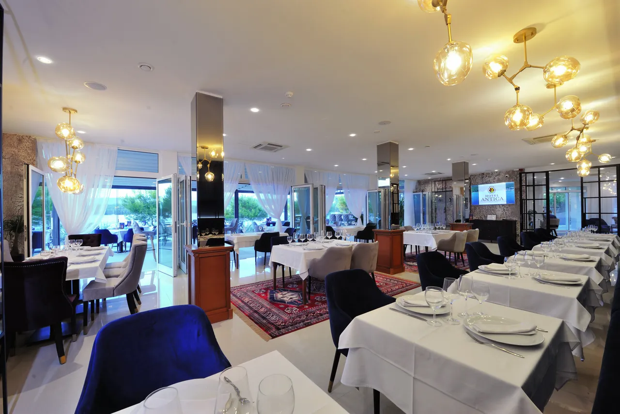 Hotel Antica — ภาพห้องพักและบรรยากาศ