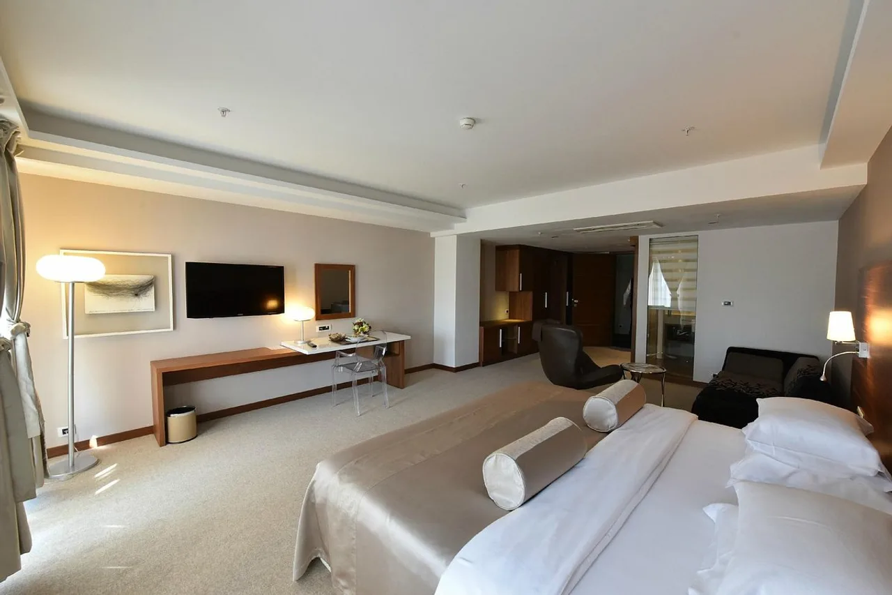 Hotel Aurel — ภาพห้องพักและบรรยากาศ