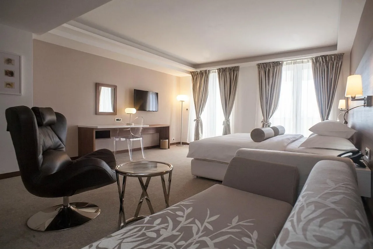 Hotel Aurel — ภาพห้องพักและบรรยากาศ