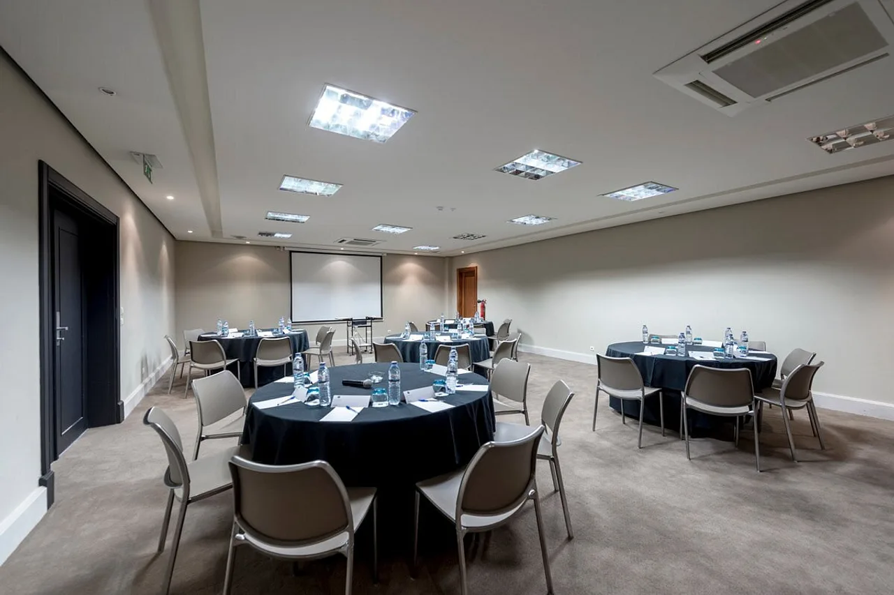 Hotel Avenida — ภาพห้องพักและบรรยากาศ