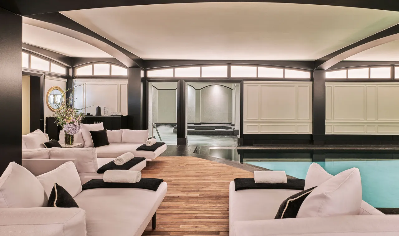 Hôtel Barrière Le Fouquet's — rooms and atmosphere